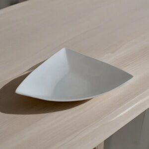 B Smith white triangle tray